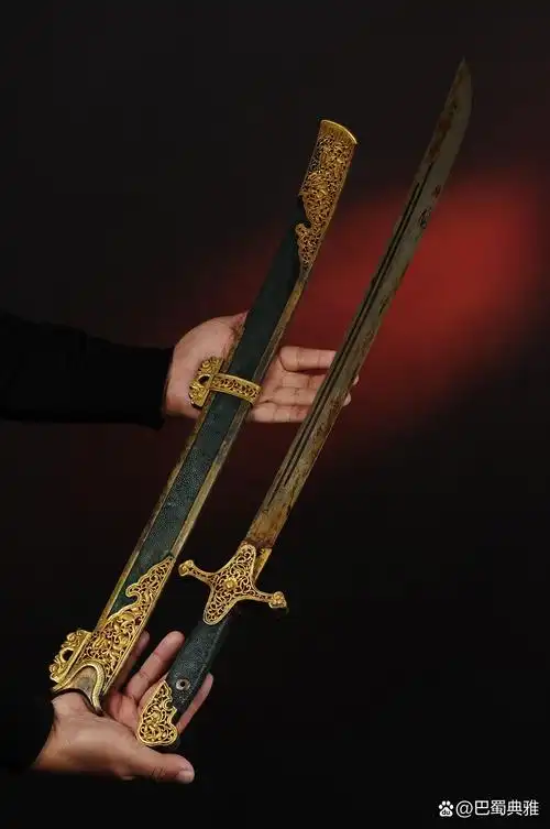 清 老鲛鱼皮龙纹长刀,局部鎏银工艺,饰鲛鱼皮嵌鎏金龙纹,霸气威武