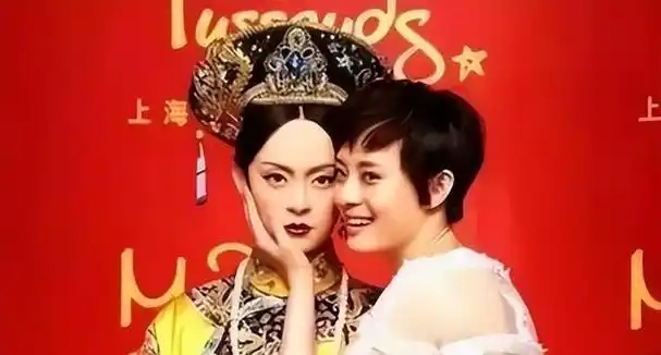 明星蜡像被玩坏:鹿晗嘴被亲掉皮,孙俪被占便宜,杨幂认不出来