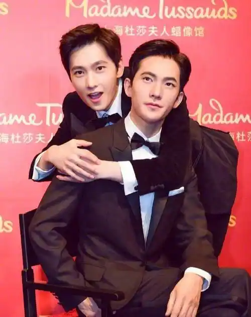 原创杨洋蜡像被年轻女粉丝骚扰被人指责后该女子称忍不住