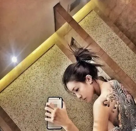 照片中喻言对着镜子自拍,露出自己的大片裸背,背上纹了一大片纹身,但