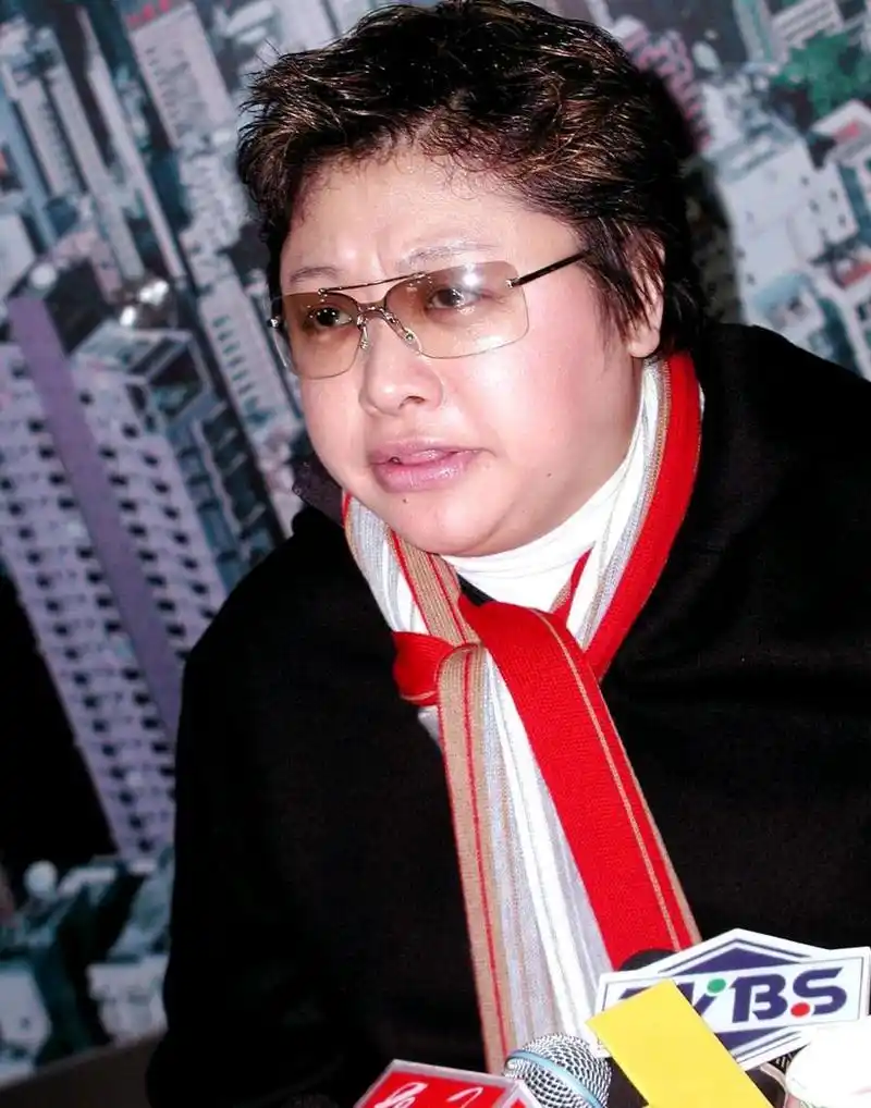 韩红在黑龙江桦南县义诊结束后敬礼向群众告别