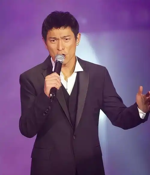 刘德华怎么也想不到,当年随口亲的婴儿,居然差点把他踢下神坛|娱乐圈|