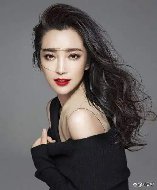 看上去都是非常光彩夺目,没有一丝瑕疵的,这也使得女明星们成为很多