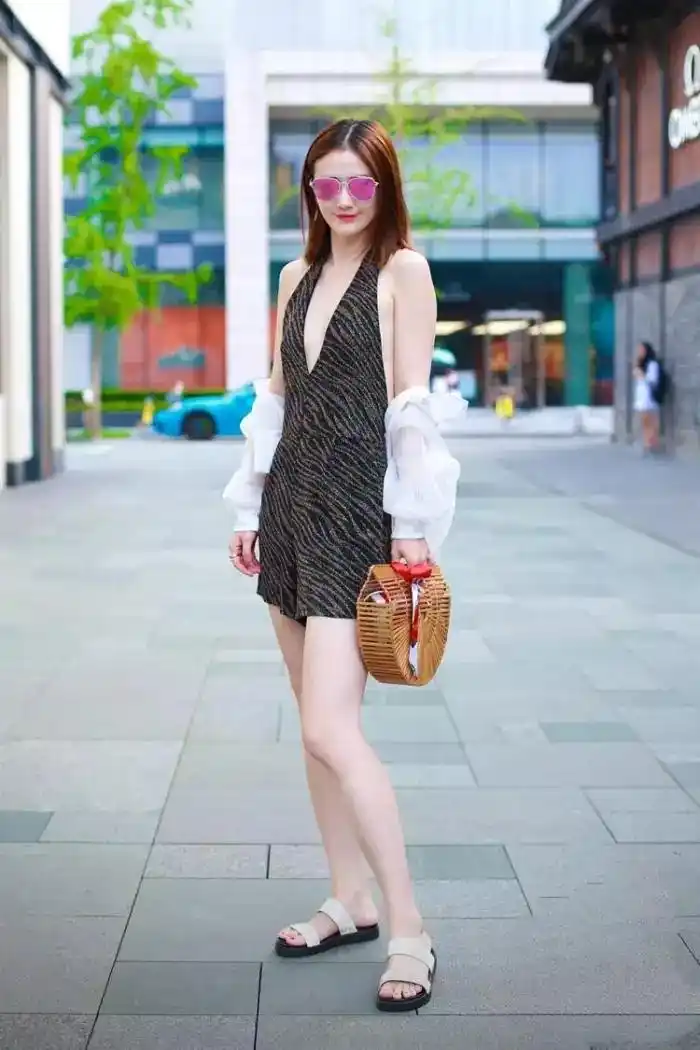 街拍美女:独特可爱魅力无穷,让人过目难忘!