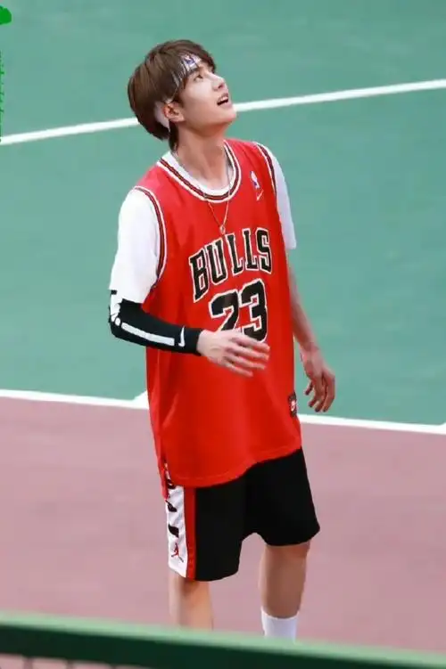 来看看是不是你暗恋的校草出来打篮球了,好像叫季向空@uniq-王一博#王