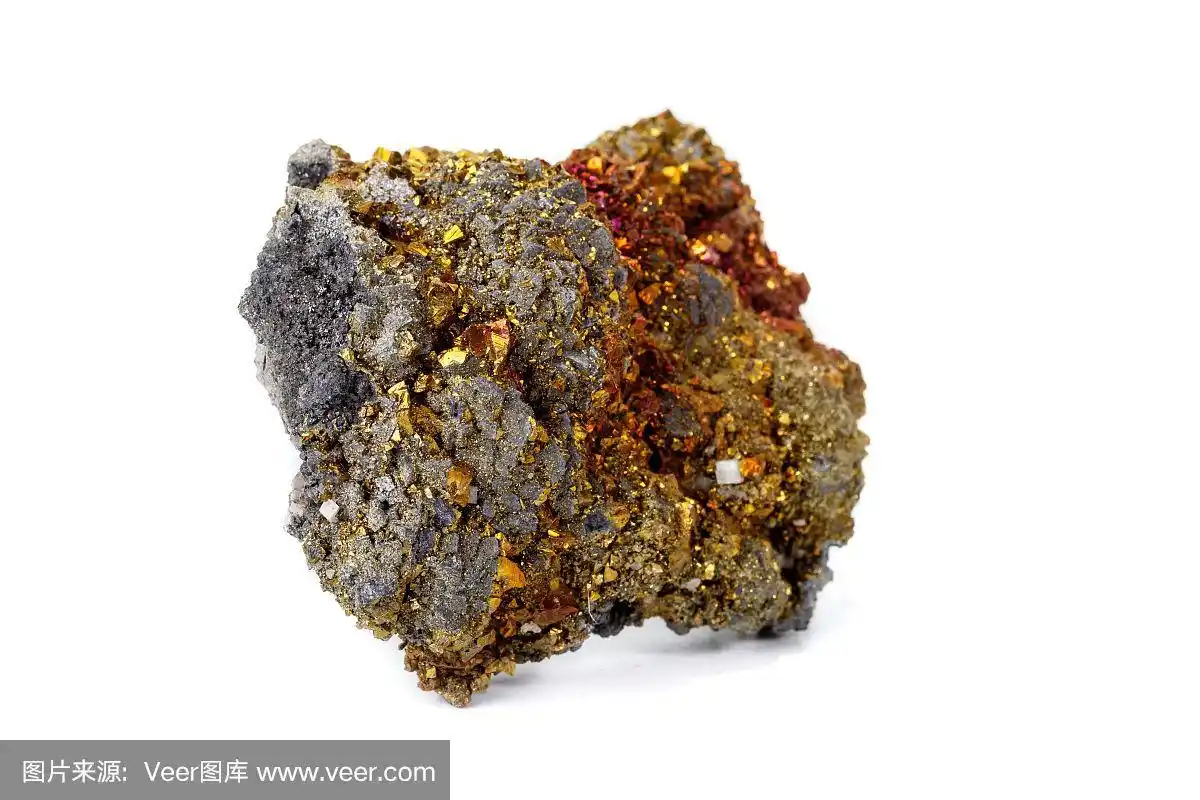 宏观矿物石黄铜矿上的白色背景