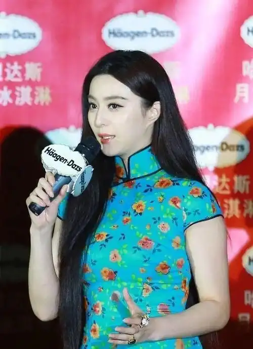 范冰冰身穿亮蓝色旗袍大秀身材,相当丰满,凹凸恰到好处