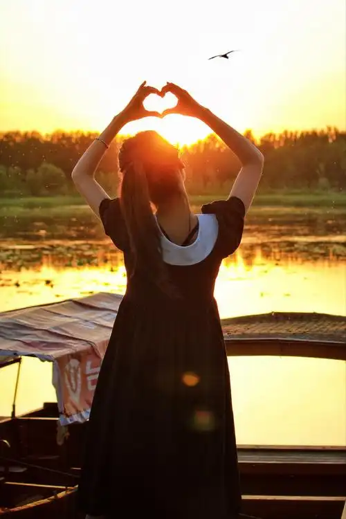 夕阳下,年轻姑娘望着苍鹰面对太阳表达着心的向往