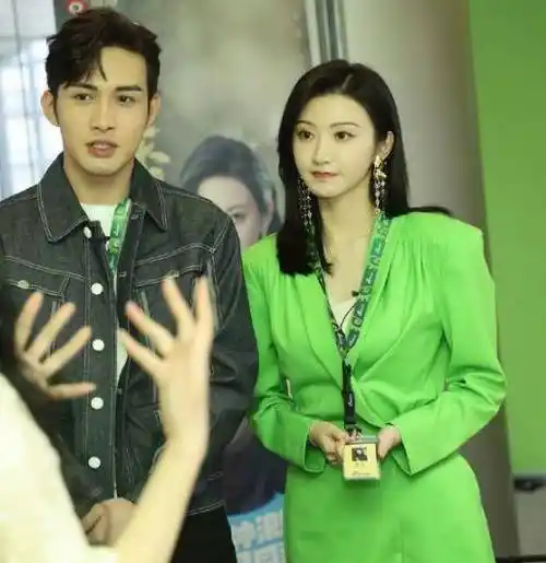 有一种"优越"叫景甜大腿,新浪扫楼生图曝光,比路人手腕还细_张彬彬_女