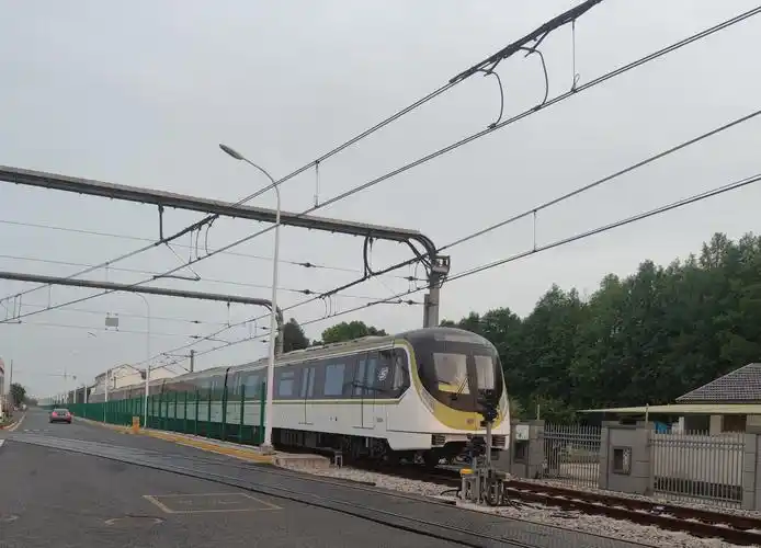 8号线首列车开展试车线信号动车调试工作