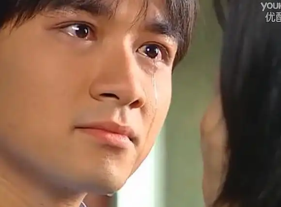偶像剧,眼里满满的都是喜欢和深情,落泪的这个画面也是比较虐心古巨基