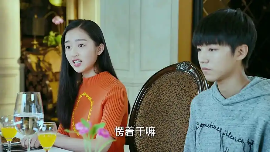 33邬童变身低头族 班尹二人巧跟踪 我们的少年时代