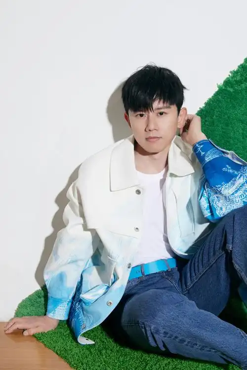 宫格#张杰雾霾蓝发色,太喜欢不一样发色的杰哥,建议这个发型半永久啊!