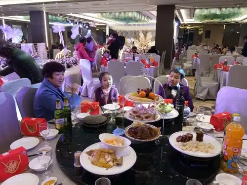 游山玩水看婺剧,参加婚礼吃酒席.开心快乐迎新年,合家团聚甜蜜蜜.