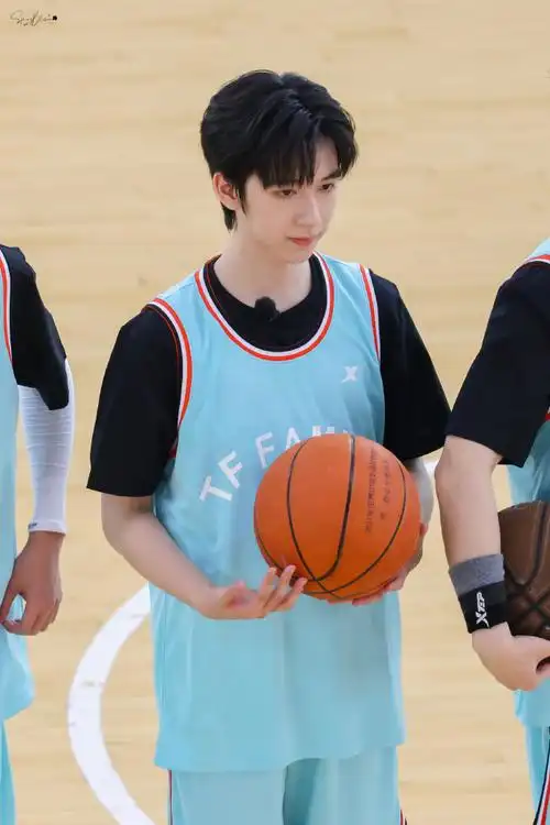 贺峻霖夏季运动会路透##贺峻霖 画报颜值