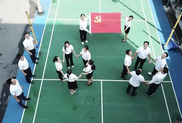 在"对党说句心里话"主题党日活动结束后,大家心潮澎湃,纷纷与党旗合影