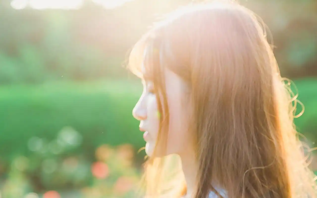 花海中的清纯女孩高清桌面壁纸-美女壁纸-手机壁纸下载-美桌网