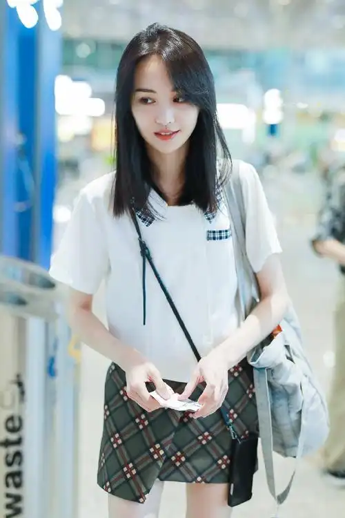 不爱浓妆艳抹的郑爽现街拍,夏日清爽穿搭酷似学生妹! - 美购会