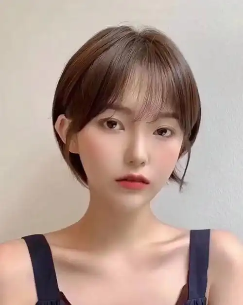 齐刘海的露耳短发又称初恋短发
