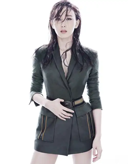 胡静西装造型干练性感 湿发魅惑实力撩汉