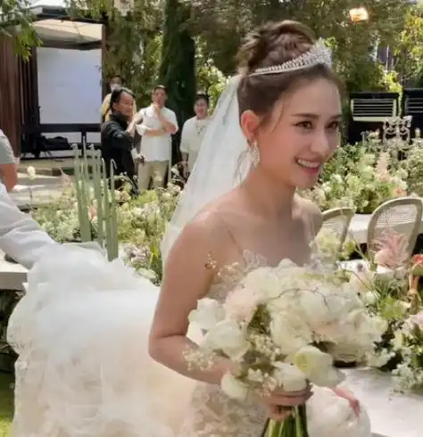 何超莲这次婚礼花费5千万,徐子淇嫁给李家诚之时,婚礼花了7个亿