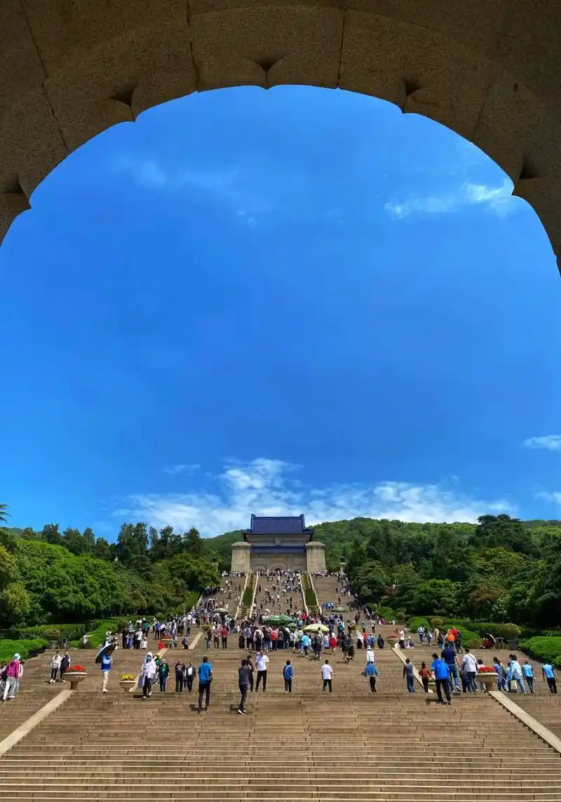 南京 | 中山陵 俯瞰全景,最美梧桐大道 五月的南京,满眼都是舒服的绿.