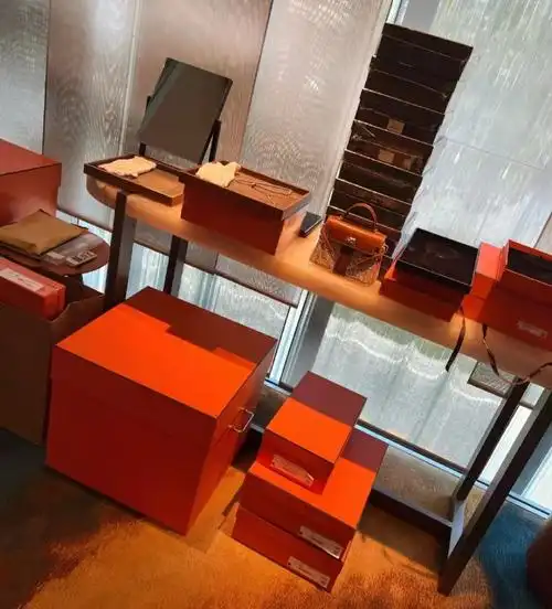 网红柏公子购奢侈品堆成小山,晒厚厚一沓账单炫富,引发争议_腾讯新闻