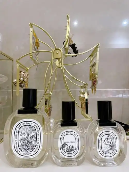 蛮喜欢diptyque家香水的 最爱的是doson,荔枝玫瑰和无花果 味道都好