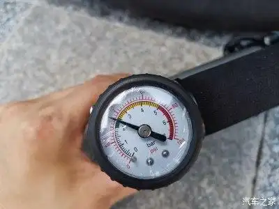 绿色代表正常胎压,指针只要在绿色范围内就可以了.