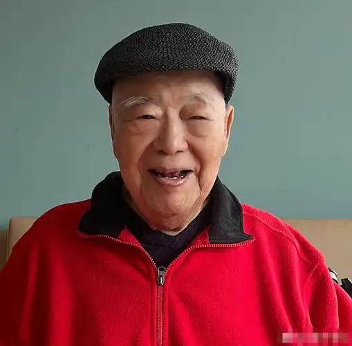 艺术家于洋92岁生日宴曝光鲜花礼物摆满屋穿红衣切蛋糕精神好