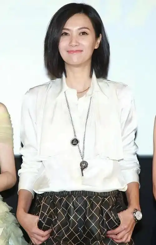 徐静蕾穿普通白衬衫亮相,连双腿都不擦粉,自信气质秒杀众女星