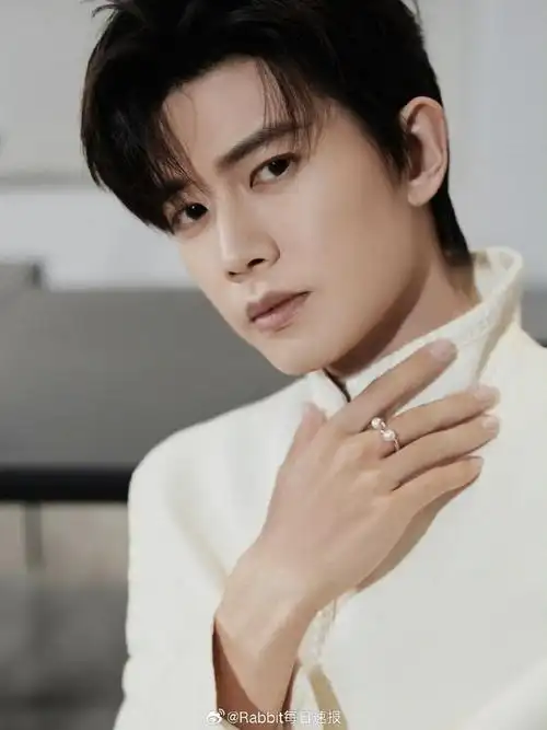 任嘉伦直播##任嘉伦白马王子穿搭