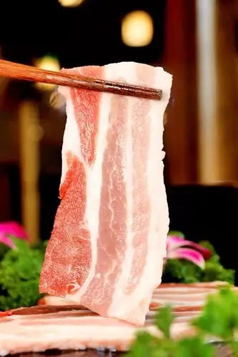 五花肉的油香简直让人失控烤五花一直是店里的明星宝宝因为肥瘦相间