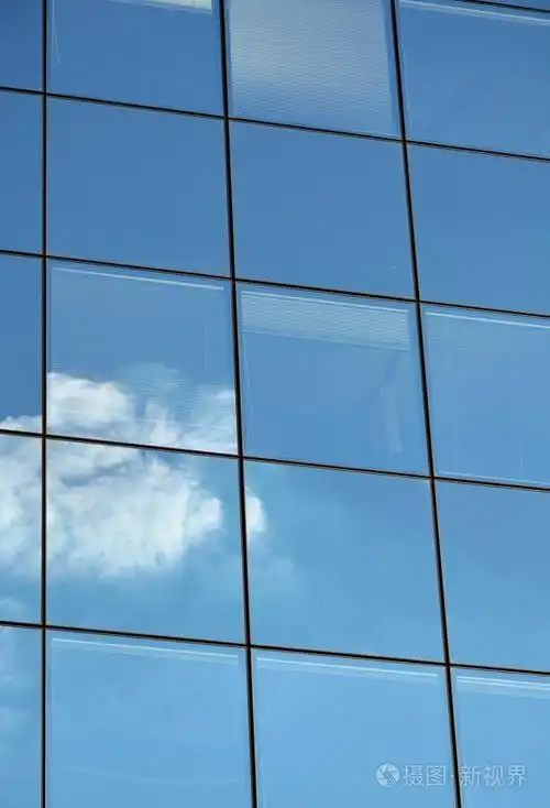 玻璃幕墙的现代办公大楼