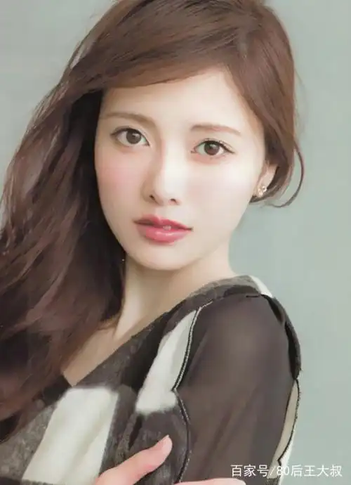 心动的女人不是因为她的外表,而是她深情的笑脸