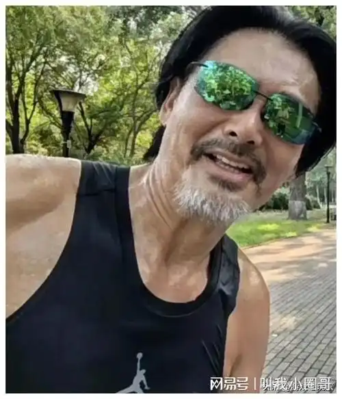 看到69岁周润发现状我才明白,他为何被人唾弃,吴孟达说对了