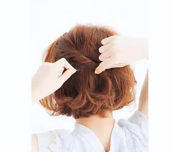 如何来扎这些好看的学生仙女辫的吧,我们在学习短发仙女辫扎发的时候