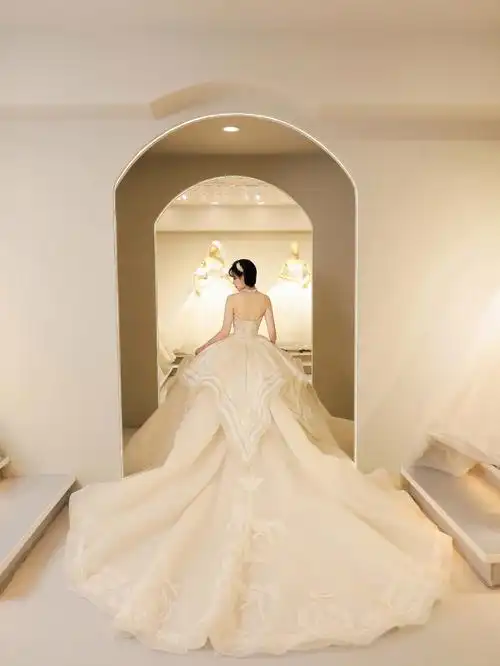 岩婚纱新款超大拖尾婚纱