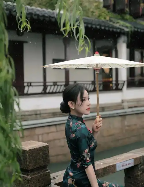 一袭旗袍染一树芳华,感受一下江南女子的温婉#旗袍 - 抖音