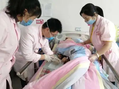 医生为老人换导尿管