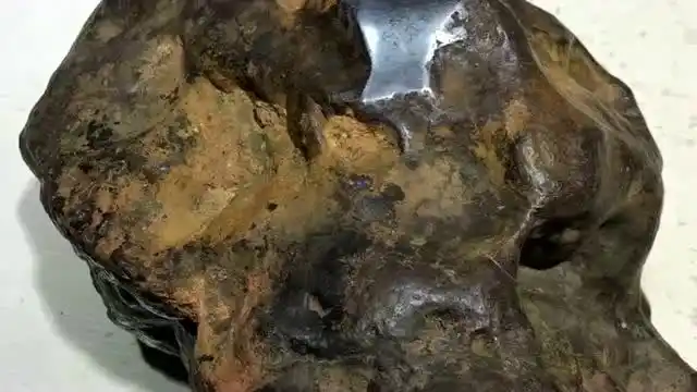 精品铁陨石用金刚砂切开打磨里面呈现出银白色不会是强磁吧