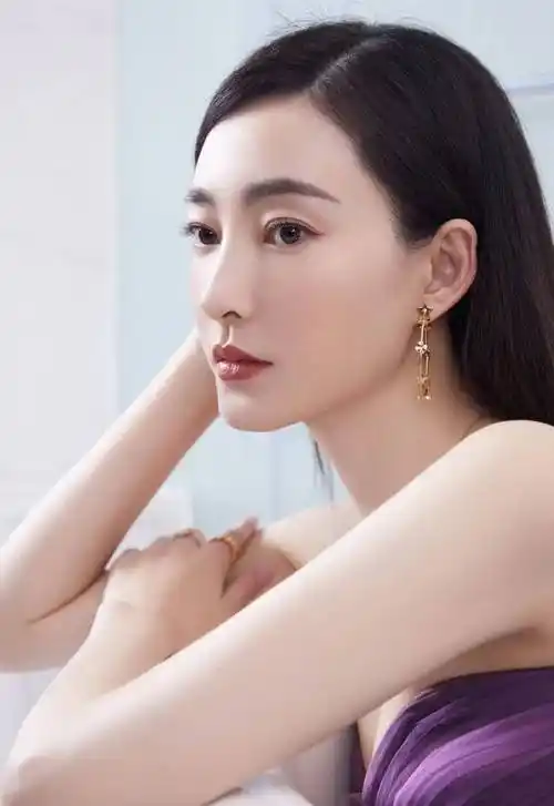 原创王丽坤穿紫色太好看了紫色纱裙配金色项链黑色长发宛如瀑布