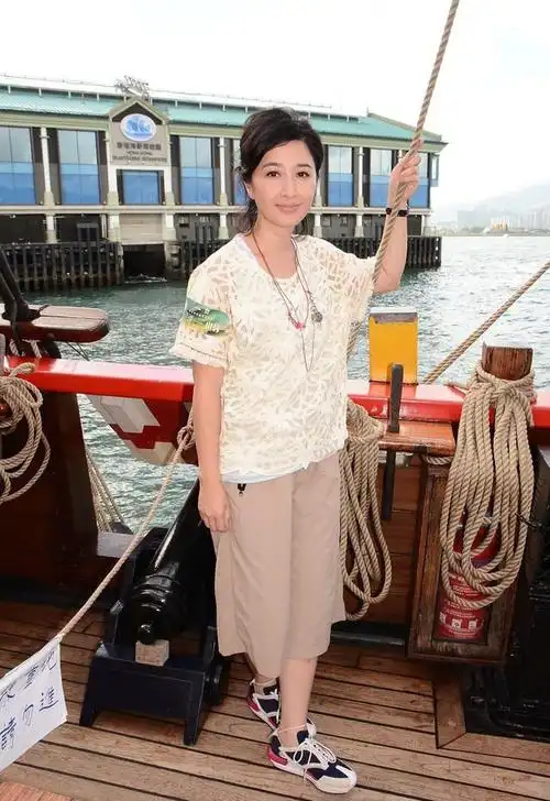 关咏荷过50岁依旧时髦,白色"初恋裙"清新可人,气质温柔太减龄