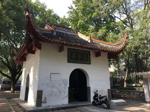 > 匆匆走过岳麓山  自卑亭,如今是校内学生的文化创意门店,有学生自创