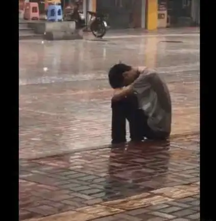 男子独自坐在雨中哭泣,网友:不是生活所迫,谁又愿意承受那么多