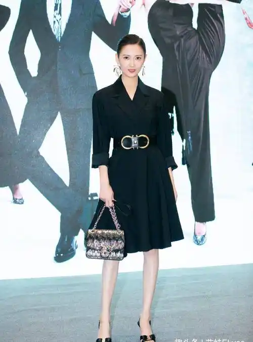 原创陈钰琪越来越大胆光脚穿吊带裙美成仙这打扮老板唐嫣也没有过