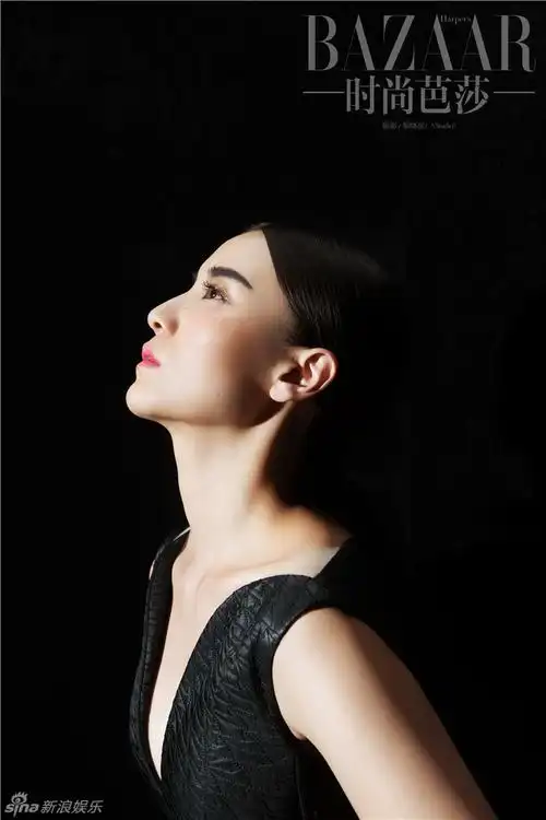 组图:小宋佳女王范儿来袭 红蓝黑大片气场足