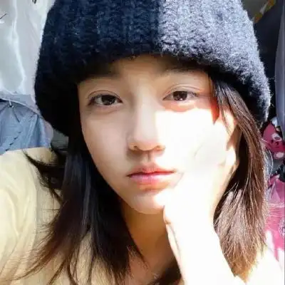 用手托住脸的真人女生头像图片