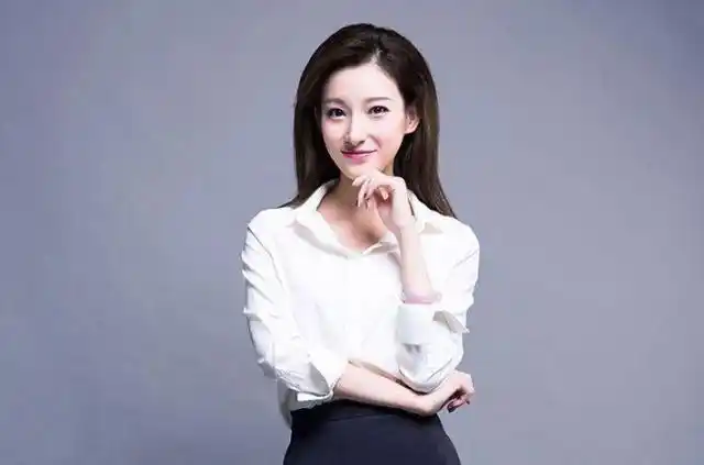 25岁央视最年轻美女主持人颜值超越周涛网友我以后要看央视