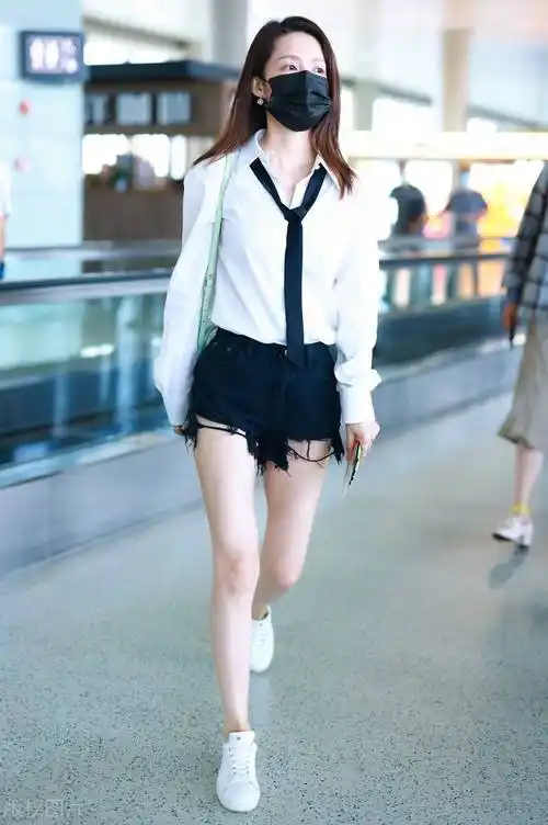 李沁现身上海机场,她身穿白色衬衫搭配黑色毛边牛仔短裤,背着薄荷绿